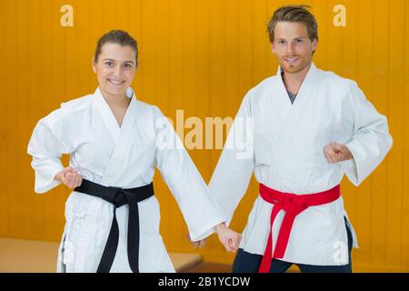 Karate-Paar mit Kimonos, das zusammen steht Stockfoto