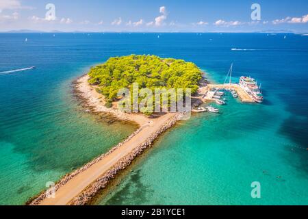 Luftaufnahme von der betuchten kleinen Insel in der Meeresbucht am sonnigen Tag Stockfoto