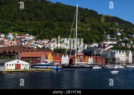 Segeln Sie super Yacht Sloop Sea Eagle, Passagier-Hochgeschwindigkeitskatamaran Hardangerprins und andere am Bryggen Kai, dem UNESCO-Hanseateil des Hafen von B. Stockfoto