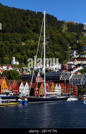 Segeln Sie super Yacht Sloop Sea Eagle, Passagier-Hochgeschwindigkeitskatamaran Hardangerprins und andere am Bryggen Kai, dem UNESCO-Hanseateil des Hafen von B. Stockfoto