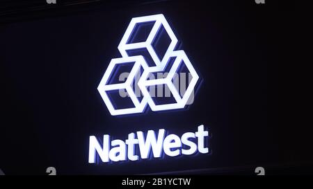 NatWest Logo auf Bankfiliale in der Nacht united Kingdom Stockfoto