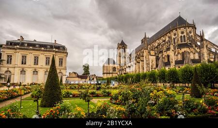 Gärten des Rathauses und der Kathedrale in Bourges, Centre, Frankreich Stockfoto