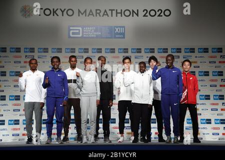 Tokio, Japan. Februar 2020. (1. Linie) äthiopische Athleten Ruti Aga und Birhane Dibaba, kenianischer Athlet Valary Aiyabei und israelischer Athlet Lonah Chemtai Salpeter, (2. Linie) äthiopische Athleten Birhanu Legese, Getaneh Molla und Sisay Lemma, Und die japanischen Athleten Suguru Osako, Yuta Shitara und Hiroto Inoue posieren für die Kameras während einer Pressekonferenz für den Tokio-Marathon 2020 im Keio Plaza Hotel Tokyo. Einige Elite- und Rollstuhlsportler nahmen an einer Pressekonferenz Teil, um Fragen der Presse vor der jährlichen Veranstaltung in Tokio am 1. März zu beantworten. Veranstalter des Tokyo Maratho Stockfoto