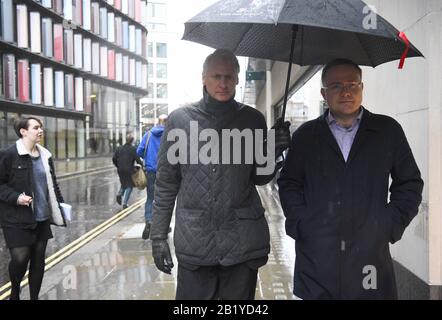 Thomas Kalaris (links) mit einem nicht identifizierten Mann außerhalb des Old Bailey, London, da er und zwei andere ehemalige Barclays leitende Angestellte, Roger Jenkins und Richard Boath, vom Betrug über einen Investitionsvertrag über 4 Milliarden £mit Katar auf dem Höhepunkt der Bankenkrise freigesprochen wurden. PA Foto. Bilddatum: Freitag, 28. Februar 2020. Siehe PA Story COURTS Barclays. Fotoreporter sollte lauten: Kirsty O'Connor/PA Wire Stockfoto