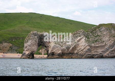 Durdle Door, Jurassic Coast, Dorset, England, Großbritannien, von Seaward, an einem ruhigen Tag: Teil des UNESCO-Welterbes Dorset und East Devon Coast Stockfoto