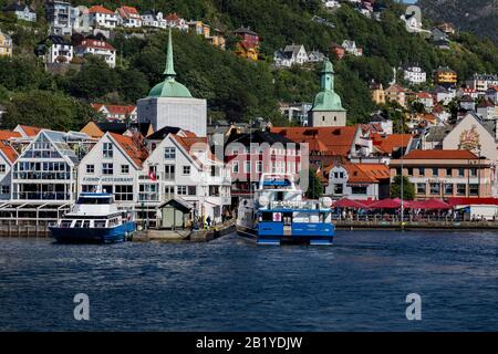 Zachariasbryggen, im inneren Teil des norwegischen Hafen Bergen. Torget (Fischmarkt), Korskirken und Domkirken Kirchen im Hintergrund Stockfoto