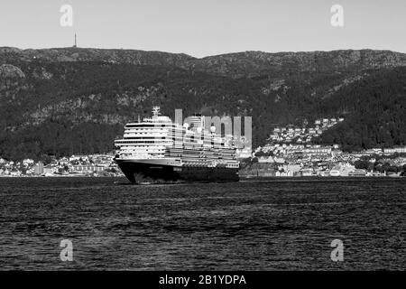 Kreuzfahrtschiff Nieuw Statendam in Byfjorden, Abfahrt vom Hafen von Bergen, Norwegen. Stockfoto