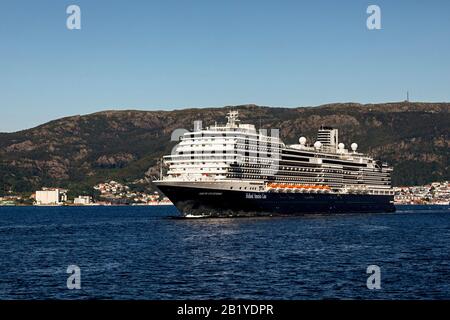 Kreuzfahrtschiff Nieuw Statendam in Byfjorden, Abfahrt vom Hafen von Bergen, Norwegen. Stockfoto