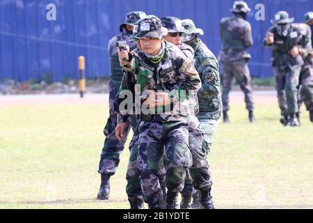 Die philippinische Nationalpolizei (PNP) wird die Ausbildung von Polizeirekruten nach einem neuen Gesetz überwachen, das von Präsident Rodrigo Duterte unterzeichnet wurde. Republic Act 11279 unterstellte die Philippine National Police Academy (PNPA) und das National Police Training Institute (NPTI) der PNP-Rechtsprechung. (Foto von Herman Lumanog/Pacific Press) Stockfoto