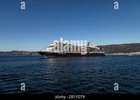 Kreuzfahrtschiff Nieuw Statendam in Byfjorden, Abfahrt vom Hafen von Bergen, Norwegen. Stockfoto