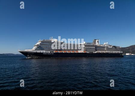 Kreuzfahrtschiff Nieuw Statendam in Byfjorden, Abfahrt vom Hafen von Bergen, Norwegen. Stockfoto