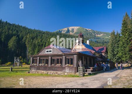 RIESENGEBIRGE, TSCHECHISCHE REPUBLIK, OKTOBER 2018 - Nationalpark Riesengebirge. Bouda V Obrim Dole Restaurant und Hotel. Pfad zu Snezka im sonnigen Herbst Stockfoto