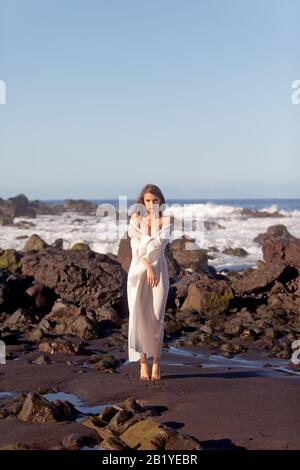 Junge Frau in weißem Kleid in playa del Ingles, Valle Gran Rey, La Gomera Stockfoto