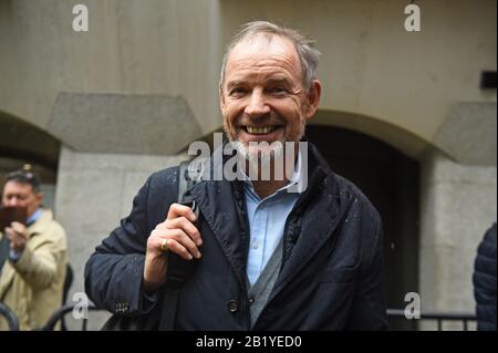 Richard Boath außerhalb von Old Bailey, London, wie er und zwei andere ehemalige Barclays leitende Angestellte, Roger Jenkins und Thomas Kalaris, wurden vom Betrug wegen eines ??4 Milliarden Investment-Deals mit Katar auf dem Höhepunkt der Bankenkrise freigesprochen. Stockfoto