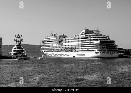 Superyacht Anna liebte in Tollbodkaien in Bergen, Norwegen. Kreuzfahrtschiff AIDAsol am Skolten Terminal rechts. Stockfoto