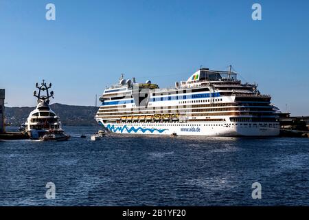 Superyacht Anna liebte in Tollbodkaien in Bergen, Norwegen. Kreuzfahrtschiff AIDAsol am Skolten Terminal rechts. Stockfoto