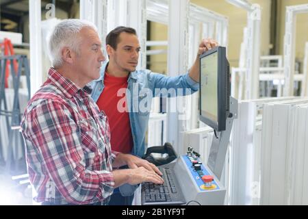 Erfahrene Designer und Ingenieur arbeiten Stockfoto