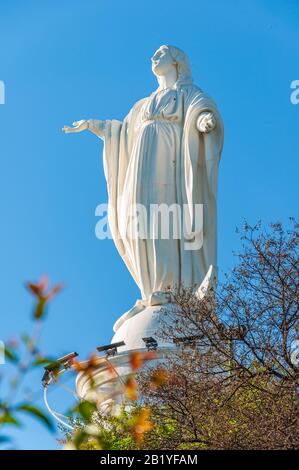 Statue der Jungfrau Maria auf Cerro San Cristobal, Santiago de Chile Stockfoto