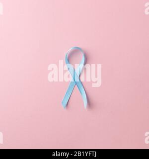 Medizin, Gesundheit und symbolics Konzept - Nahaufnahme der blauen Prostatakrebsbewußtsein Ribbon Stockfoto