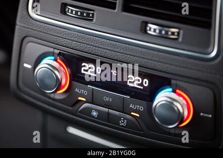 Bedienfeld mit digitalem Mehrfarbendisplay und Knöpfen für den Rücksitzpassagier in modernem Prestige Luxusauto-Interieur selektive Fokussierung mit Kopierspac Stockfoto