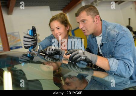 Zwei Glasuren ersetzen die Windschutzscheibe Stockfoto