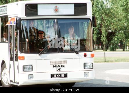 Sarah Ferguson, HRH Duchess of York fährt einen Bus bei einem Besuch in Berlin, Westdeutschland - Mai 1989 Stockfoto