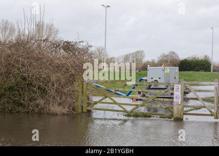 Wasserpumpe versucht, Rugby Field unter Wasser zu räumen, als der River Severn seine Ufer in Upton auf Severn platzte Stockfoto