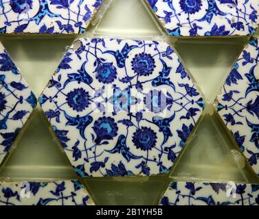 Blau-weiße sechseckige Fliesen mit Türkis. Iznik, Glaseed. 1530. Istanbul Archäologische Museen. Museum für Islamische Kunst Stockfoto