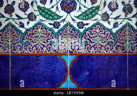 Lunkette aus Polycrome. Iznik, Glasiert. 1575. Türkei. Details. Istanbul Archäologische Museen. Museum für Islamische Kunst Stockfoto