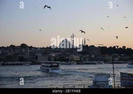 Türkei. Istanbul. Das Goldene Horn von der Galata-Brücke aus gesehen. Sonnenuntergang. Stockfoto