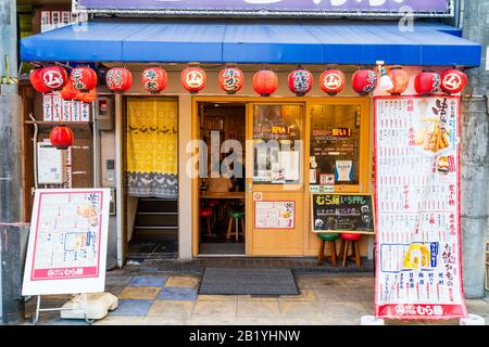 Kushikatsu Murafuji Restaurant in Shinsakei, Osaka. Außenansicht des Diner mit rotem Schochin, Papierlaternen, die über der Tür hängen. Stockfoto