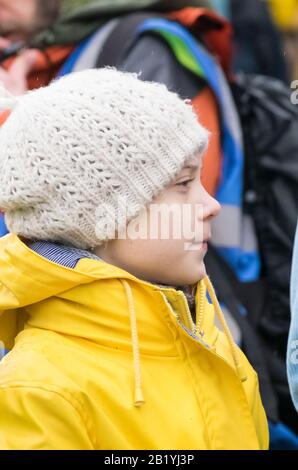 Bristol, Großbritannien. Februar 2020. Greta Thunberg die schwedische Umweltaktivistin besucht Bristol. Bristol Youth Strike 4 Climate setzt den seit Februar 2019 stattfindenden monatlichen Streik fort. Aktivisten fordern Menschen jeden Alters auf, sich für den Klimawandel zu sensibilisieren und den Verbrauch fossiler Brennstoffe zu reduzieren. Die Gruppen versammelten sich auf College Green, bevor sie durch die Stadt marschierten. Credit: Herr Standfast/Alamy Live News Stockfoto