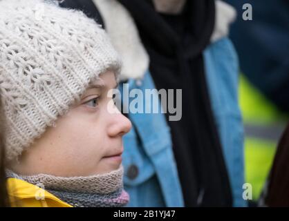 Bristol, Großbritannien. Februar 2020. Greta Thunberg die schwedische Umweltaktivistin besucht Bristol. Bristol Youth Strike 4 Climate setzt den seit Februar 2019 stattfindenden monatlichen Streik fort. Aktivisten fordern Menschen jeden Alters auf, sich für den Klimawandel zu sensibilisieren und den Verbrauch fossiler Brennstoffe zu reduzieren. Die Gruppen versammelten sich auf College Green, bevor sie durch die Stadt marschierten. Credit: Herr Standfast/Alamy Live News Stockfoto