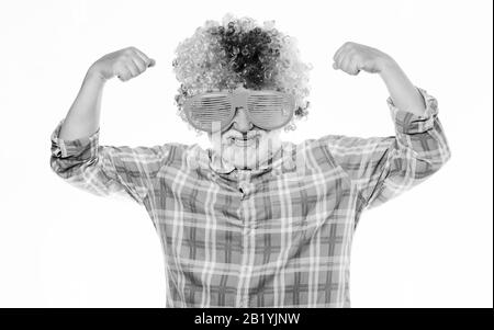 Spaß haben. Lustige Lebensstil. Spaß und Unterhaltung. Comic Großvater Konzept. Netter Witz. Ältere Clown. Man älteren bärtigen fröhliche Person tragen bunte Perücke und Sonnenbrille. Opa immer Spaß. Stockfoto