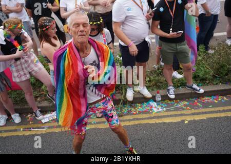 Man Dancing At Brighton Pride 2019 Stockfoto