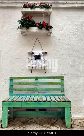 Bank in den weißen Straßen von Locorotondo in Apulien, Italien Stockfoto