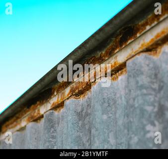 Eine rostige Seitenwand aus Blech einer Baracke Stockfoto