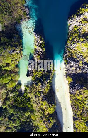 Blick von oben, atemberaubender Blick auf die große Lagune und die Kleine Lagune, zwei schöne Buchten kristallklaren Wassers umgeben von felsigen Klippen. Stockfoto