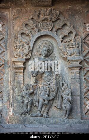 Geschnitzte Idole an der Außenwand des Chennakeshava-Tempelkomplexes, Belur, Karnataka, Indien Stockfoto