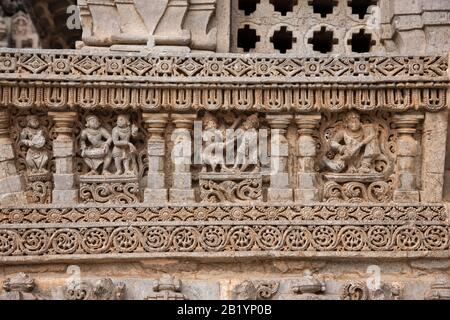 Geschnitzte Idole an der Außenwand des Chennakesava-Tempels, Somanathapura, Karnataka, Indien Stockfoto