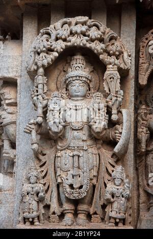 Geschnitztes Idol von Lord Vishnu an der Außenwand des Chennakesava-Tempels, Somanathapura, Karnataka, Indien Stockfoto