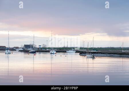 Ruhige Szene von Booten vor Anker im Hafen von Wells bei Sonnenuntergang. Stockfoto