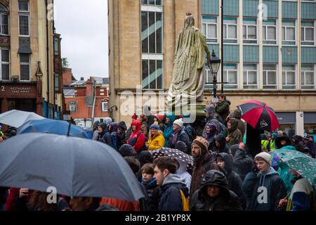 Bristol, Großbritannien. Februar 2020. Greta Thunberg, die schwedische Klimaschutzaktivistin reist nach Bristol, Großbritannien, um sich mit dem Bristol Youth Strike 4 Climate zu befassen. 30.000 Menschen versammelten sich auf College Green, bevor sie durch die Stadt marschierten. Gutschrift: Rob Hawkins/Alamy Live News Stockfoto