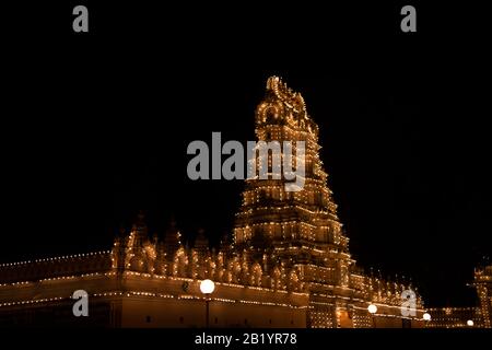 Lit Shweta Varahaswamy Tempel in der Mysore Palast in der Nacht, ein historischer Palast, königliche Residenz und die offizielle Residenz der Wadiyar Dynastie, Stockfoto