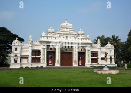 Der Jaganmohan-Palast wurde zunächst von den Wodeyaren, den Königen von Mysore als ihr Zuhause genutzt, das heute als Kunstgalerie und als Veranstaltungshalle, Mysore, Karnataka, genutzt wurde Stockfoto