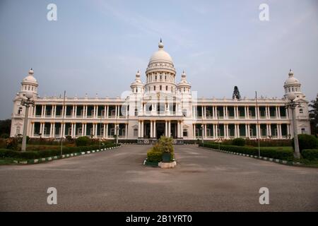 Der Lalitha Mahal ist der zweitgrößte Palast in Mysore, in der Nähe der Chamundi Hills, erbaut im Jahre 1921, Mysore, Karnataka, Indien Stockfoto