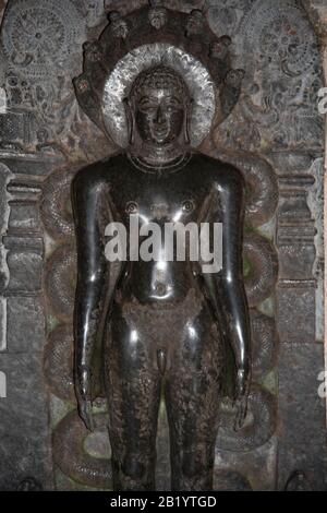 Idol des Jain tyrthankar in einem Tempel, auf dem Chandragiri Hill, Shravanabelagola, Karnataka, Indien Stockfoto