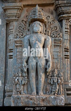 Geschnitztes Idol an der Außenwand von Shantinatha Basadi, einem Jain-Tempel, der dem sechzehnten Tirthankar Shantinatha gewidmet ist, in der Nähe von Shravanabelagola, Karnataka Stockfoto