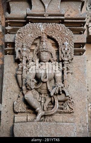 Geschnitztes Idol an der Außenwand von Shantinatha Basadi, einem Jain-Tempel, der dem sechzehnten Tirthankar Shantinatha gewidmet ist, in der Nähe von Shravanabelagola, Karnataka Stockfoto