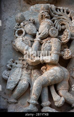 Geschnitztes Idol an der Außenwand von Shantinatha Basadi, einem Jain-Tempel, der dem sechzehnten Tirthankar Shantinatha gewidmet ist, in der Nähe von Shravanabelagola, Karnataka Stockfoto